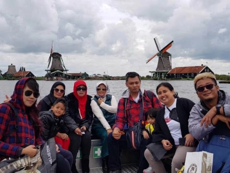Rombongan komunitas Indonesia menjalani group tour internasional bersama Titidika